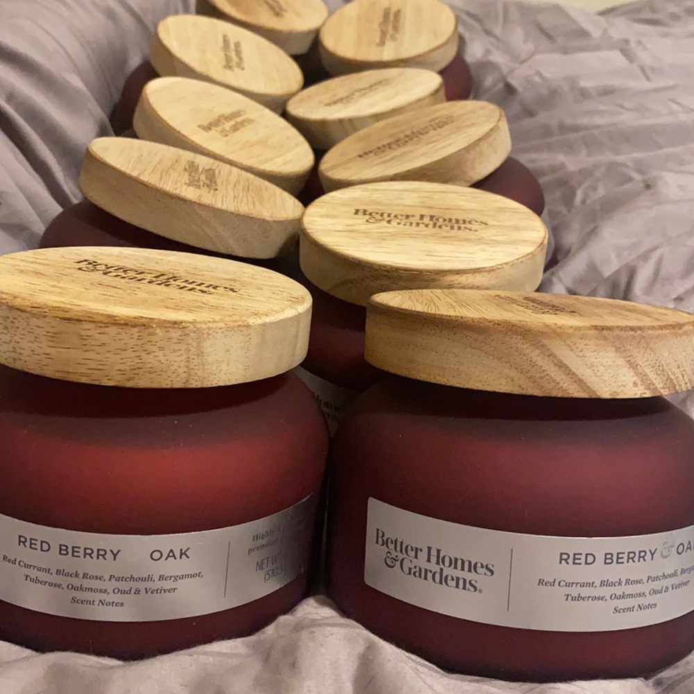 NEW BHG Red Berry Oak 2 Wick 18oz Candle - Picture 1 of 5
